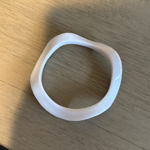 Vintage Plastic Bangle Bracelet, White, Curvy, Retro, Boho - Picture 3 of 7